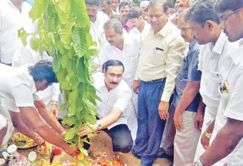 ரூ.10 லட்சம் மதிப்பில் பஸ்நிலையம் அன்புமணி ராமதாஸ் எம்.பி. அடிக்கல் நாட்டினார்