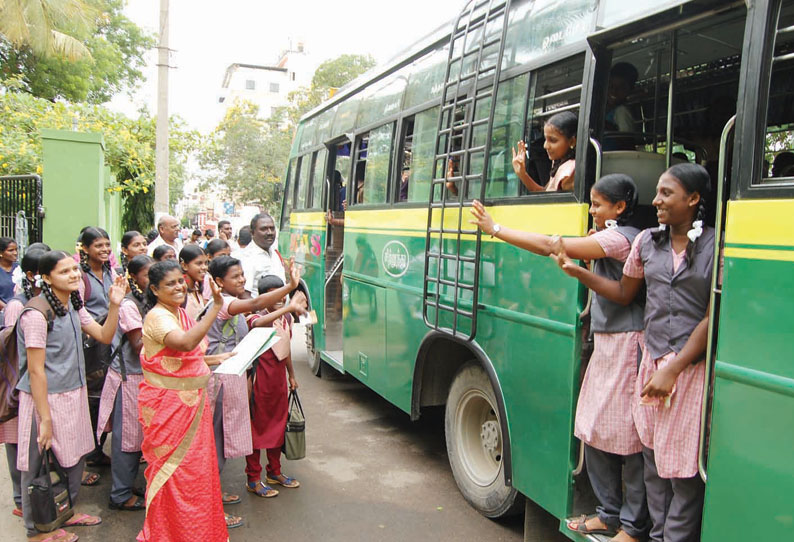 ஈரோடு அரசு விளையாட்டு விடுதி மாணவிகள் பள்ளிக்கூடம் செல்வதற்கு 3 மினிபஸ்கள் இயக்கம்