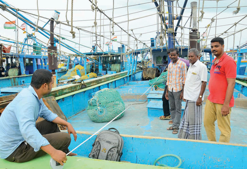 தூத்துக்குடி மீன்பிடி துறைமுகத்தில் விசைப்படகுகளில் மீன்வளத்துறை அதிகாரிகள் ஆய்வு