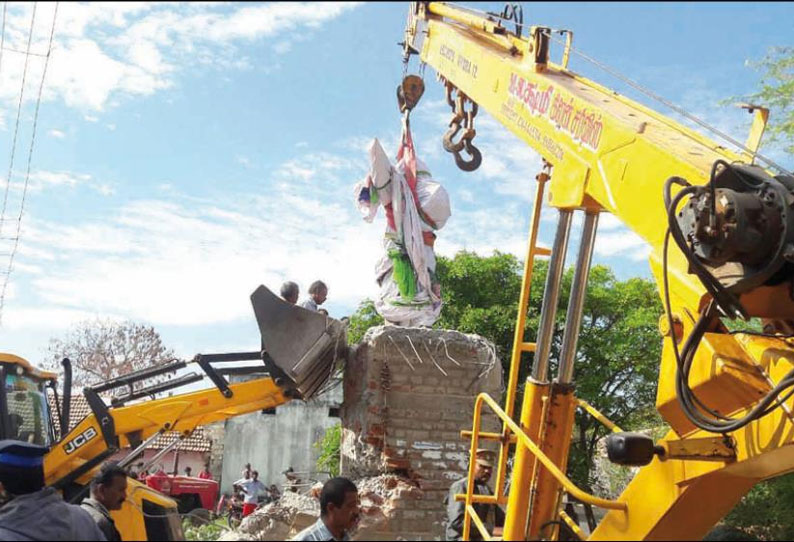 காமராஜர், அம்பேத்கர், ஜெயலலிதா சிலைகள் அகற்றம் போராட்டத்தில் ஈடுபட்டவர்கள் மீது போலீசார் தடியடி