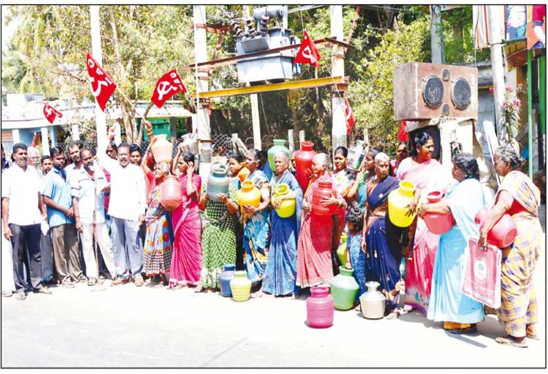 கடலூர் கூத்தப்பாக்கத்தில் குடிநீர் கேட்டு காலி குடங்களுடன் பொதுமக்கள் ஆர்ப்பாட்டம்