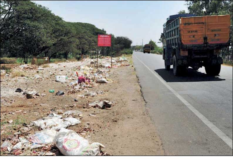 மடத்துக்குளம் ஆற்றுப்பாலம் அருகே சாலையோரம் கொட்டப்படும் இறைச்சிக்கழிவுகளால் சுகாதார சீர்கேடு