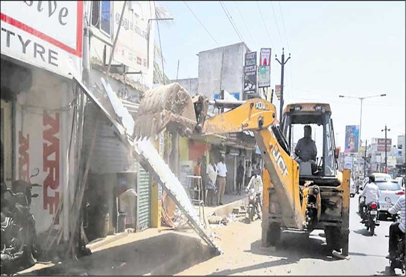 மேடவாக்கத்தில் சாலையோர ஆக்கிரமிப்புகள் அகற்றம்