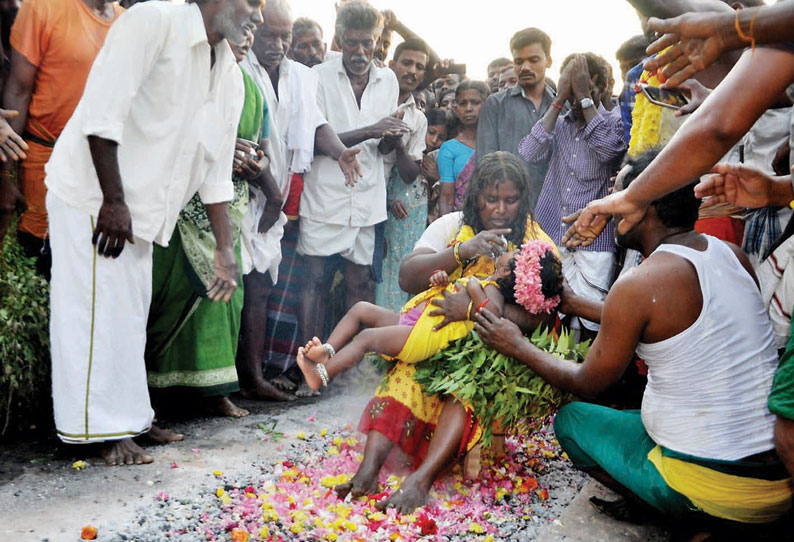 தீக்குண்டத்தில் குழந்தைக்கு பால் கொடுத்த பெண்