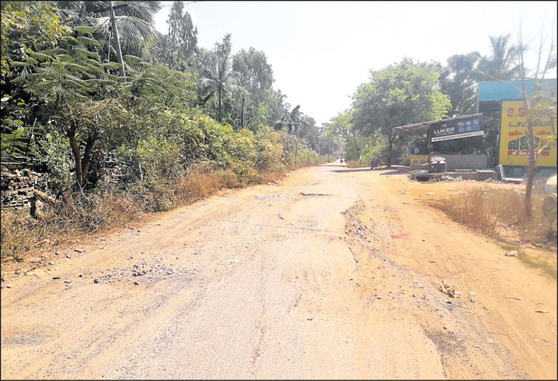 குண்டும் குழியுமாக காணப்படும் படப்பை-புஷ்பகிரி சாலையை சீரமைக்க வேண்டும், பொதுமக்கள் கோரிக்கை