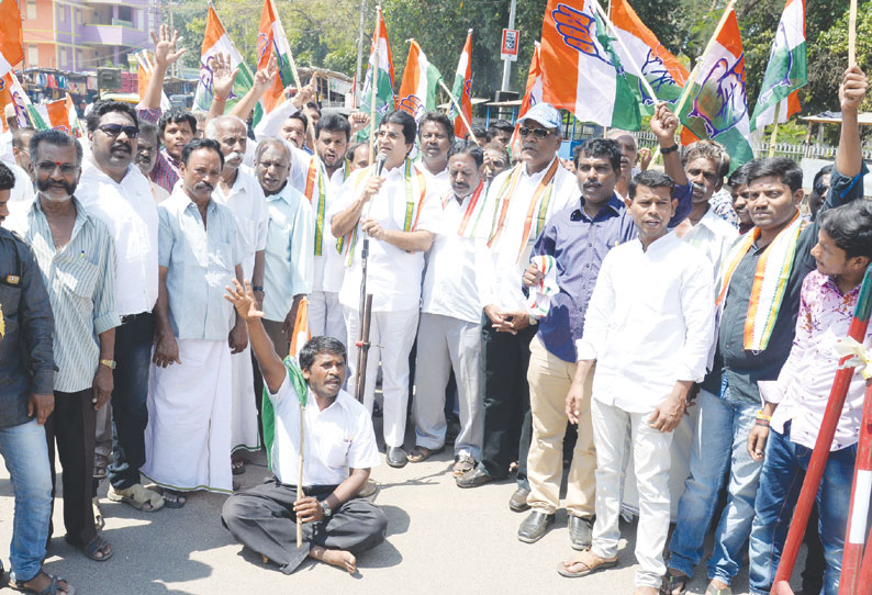 கார்த்தி சிதம்பரம் கைது செய்யப்பட்டதை கண்டித்து வேலூரில் காங்கிரஸ் கட்சியினர் ஆர்ப்பாட்டம்