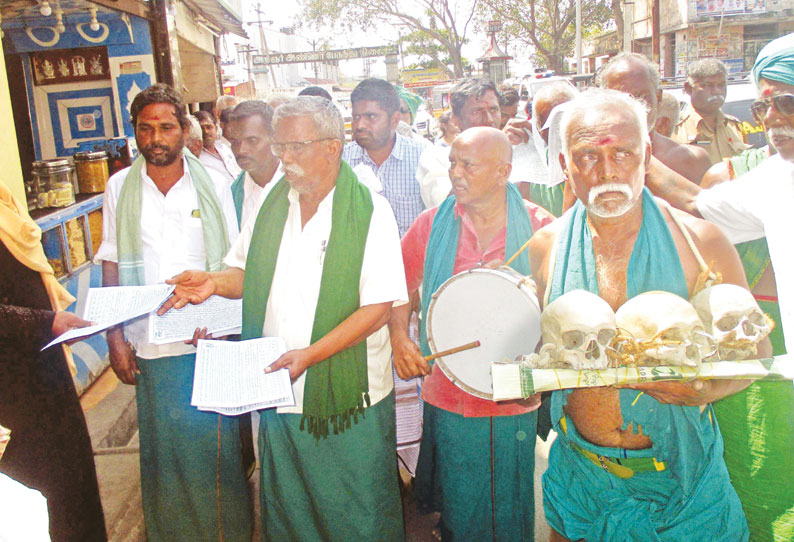 தென்காசியில் மனித மண்டை ஓடுகளுடன் அய்யாக்கண்ணு நூதன பிரசாரம்