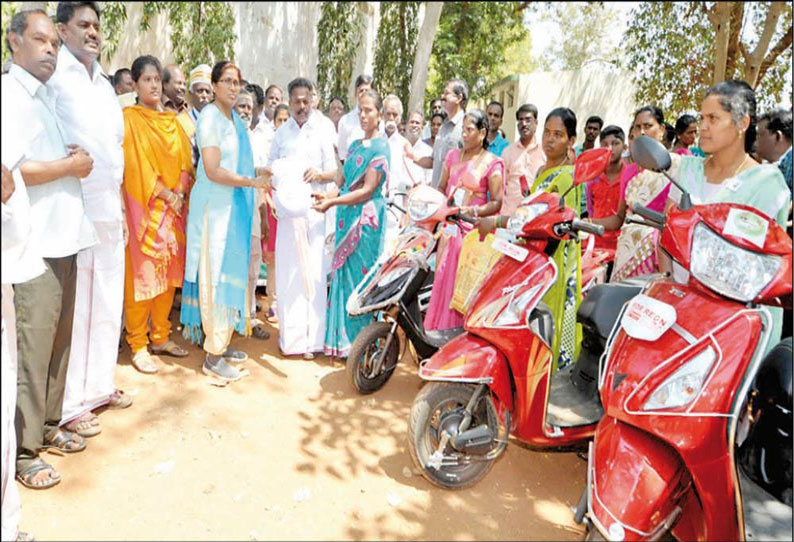 பெண்களுக்கு மானிய விலையில் அம்மா இருசக்கர வாகனம், அமைச்சர் பாஸ்கரன் வழங்கினார்