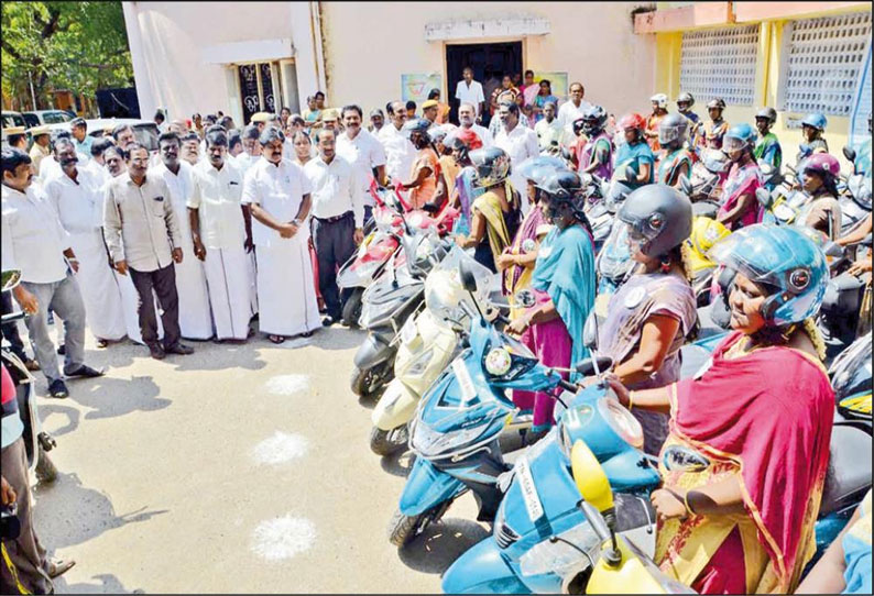 உழைக்கும் மகளிருக்கு மானிய விலையில் அம்மா இருசக்கர வாகனம், அமைச்சர் மணிகண்டன் வழங்கினார்