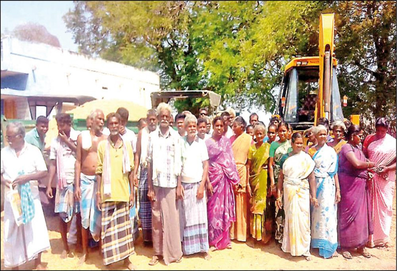 திருவாடானை அருகே ஆற்று மணல் அள்ளிய எந்திரம், டிராக்டர்களை சிறைபிடித்த பொதுமக்கள்