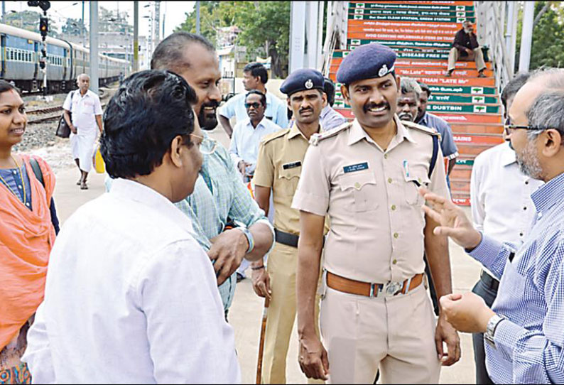 விழுப்புரம் ரெயில்வே குடியிருப்பு பகுதியில் கோட்ட மேலாளர் திடீர் ஆய்வு