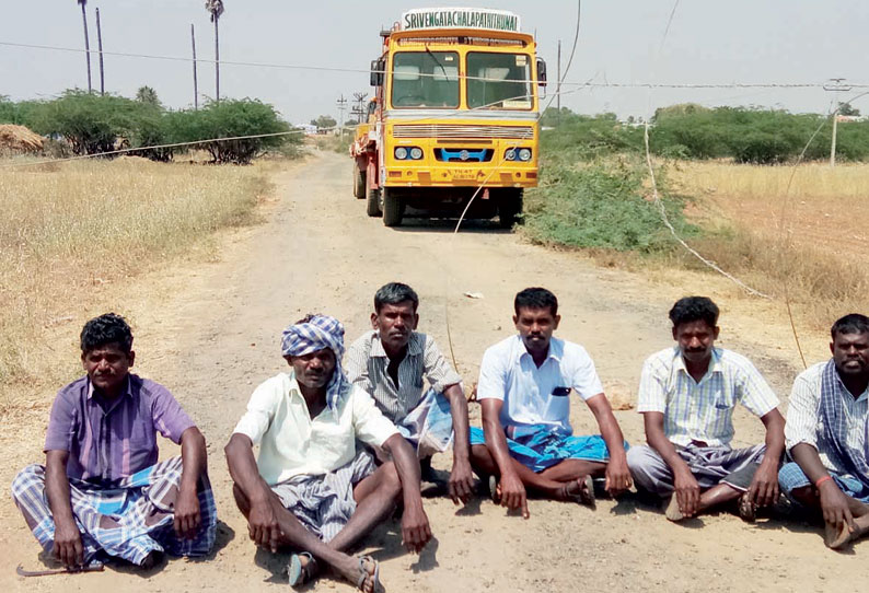 கயத்தாறு அருகே காற்றாலை உதிரிபாகம் ஏற்றி சென்ற லாரி உரசியதில் மின்கம்பிகள் அறுந்து விழுந்தன