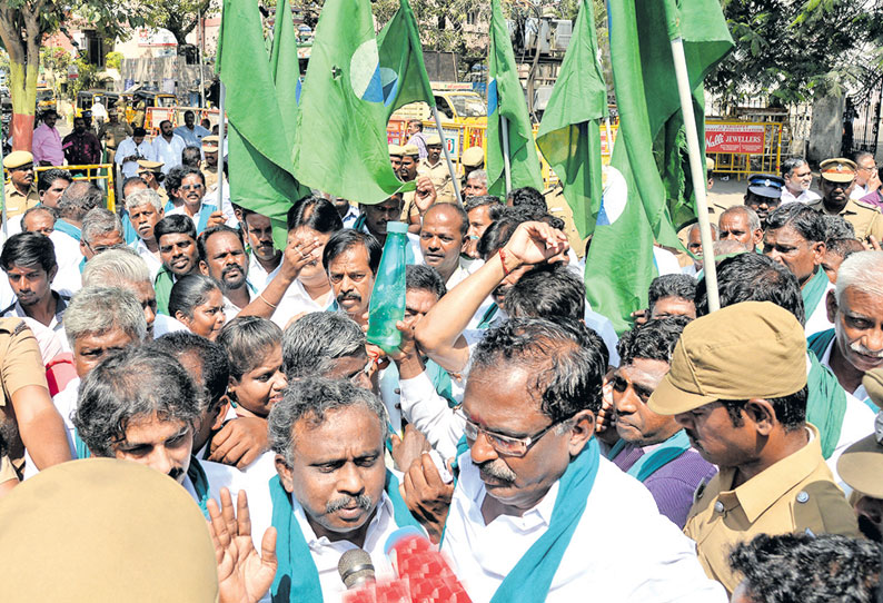 கவர்னர் மாளிகையை முற்றுகையிட முயன்ற விவசாயிகள் கைது