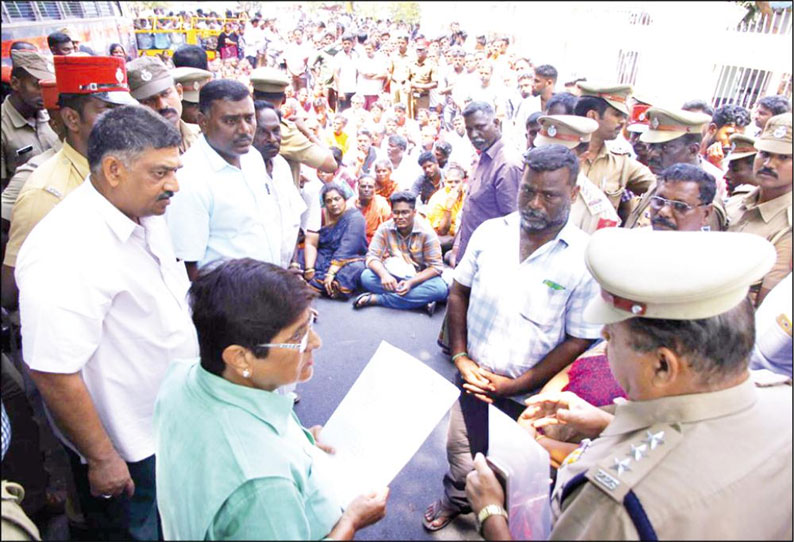 காங்கிரஸ் பிரமுகர் படுகொலை வழக்கு: குற்றவாளிகளை கைது செய்யக்கோரி கவர்னர் மாளிகையை முற்றுகையிட்டனர்