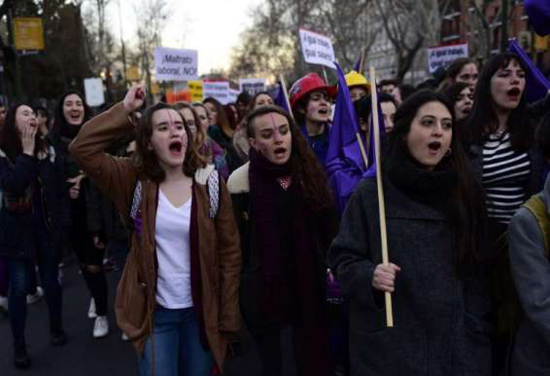 பாலின சமத்துவமின்மைக்கு எதிராக ஸ்பெயினில் பெண்கள் வேலை நிறுத்தம் 201803090022282121_Womens-strike-in-Spain-against-gender-inequality_SECVPF