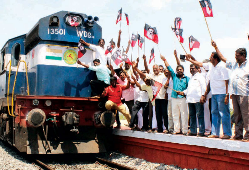 குஜராத் மாநிலத்தில் இருந்து ராமேஸ்வரத்துக்கு நாமக்கல் வழியாக ரெயில் சேவை அ.தி.மு.க.வினர் வரவேற்பு