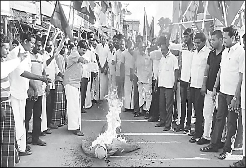 ஸ்ரீமுஷ்ணத்தில் எச்.ராஜா உருவபொம்மையை எரித்து அரசியல் கட்சியினர் ஆர்ப்பாட்டம்