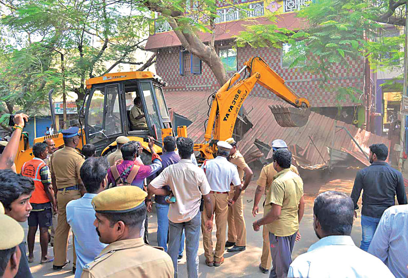 மாநகராட்சி அதிகாரிகளுடன் அ.தி.மு.க. பிரமுகர் வாக்குவாதம்