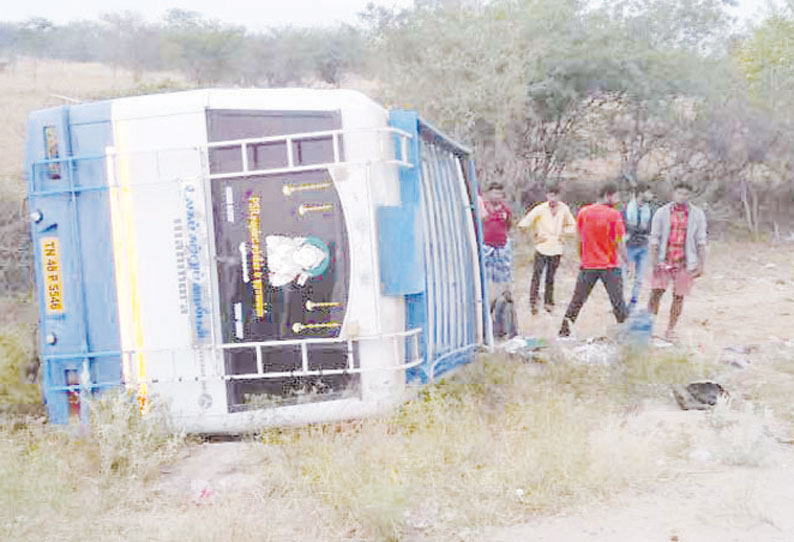 மோட்டார் சைக்கிள் மீது வேன் மோதல்; 2 பெயிண்டர்கள் பலி டிரைவர் உள்பட 15 பேர் காயம்