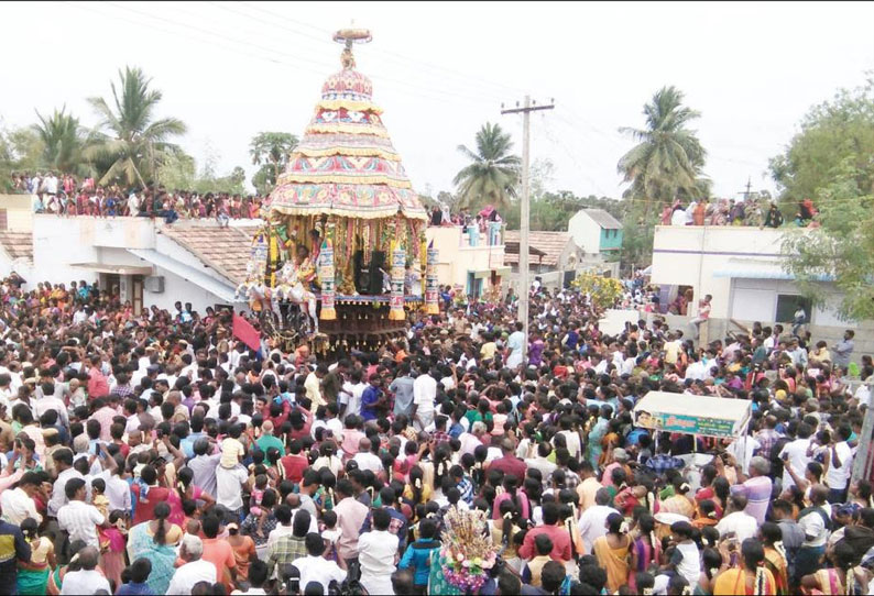 திருவப்பூர் முத்துமாரியம்மன் கோவிலில் மாசி தேரோட்டம் திரளான பக்தர்கள் வடம் பிடித்து இழுத்தனர்