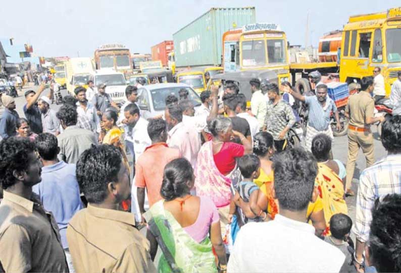 கார் மீது மோட்டார் சைக்கிள் மோதி வாலிபர் படுகாயம்: ஆம்புலன்ஸ் வர தாமதமானதால் பொதுமக்கள் சாலை மறியல்