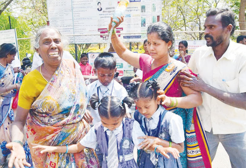 தர்மபுரி கலெக்டர் அலுவலகத்தில் 2 குடும்பத்தினர் தீக்குளிக்க முயன்றதால் பரபரப்பு