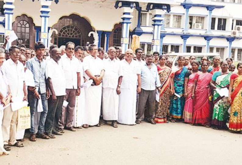 உள்ளாட்சித்துறை ஊழியர்கள் சங்கம் சார்பில் கலெக்டரிடம் கோரிக்கை மனு வழங்கும் போராட்டம்