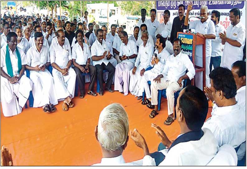 விபத்தை தடுக்கும் வகையில் மேம்பாலம் அமைக்கக்கோரி விக்கிரவாண்டியில் கடைகள் அடைப்பு-உண்ணாவிரதம்