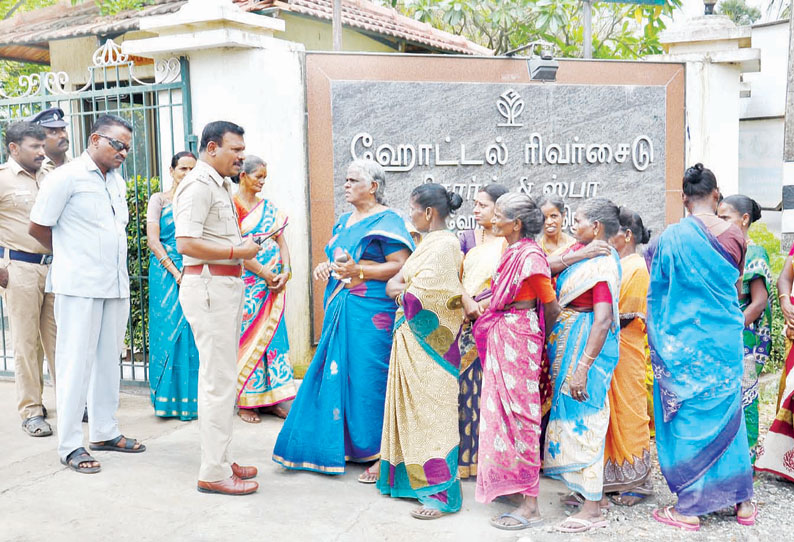 கும்பகோணத்தில் நடிகர் ஆர்யா தங்கியிருந்த ஓட்டலை மாதர் சங்கத்தினர் முற்றுகை