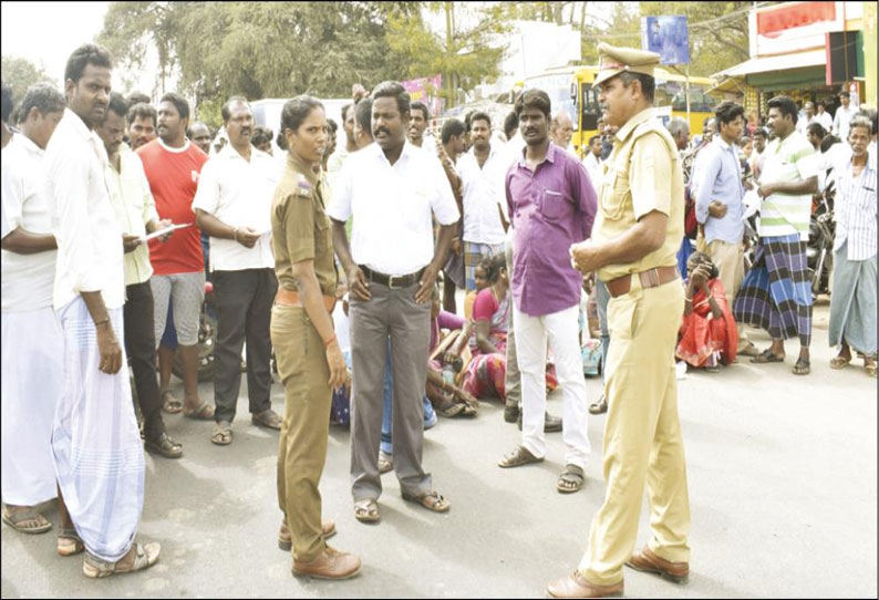 திருபுவனை அருகே இறந்தவரின் உடலை அடக்கம் செய்வதில் மோதல்