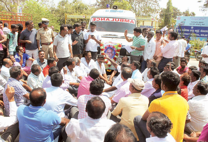 மோட்டார் சைக்கிள் மோதி தனியார் பள்ளி ஆசிரியர் சங்க தலைவர் சாவு