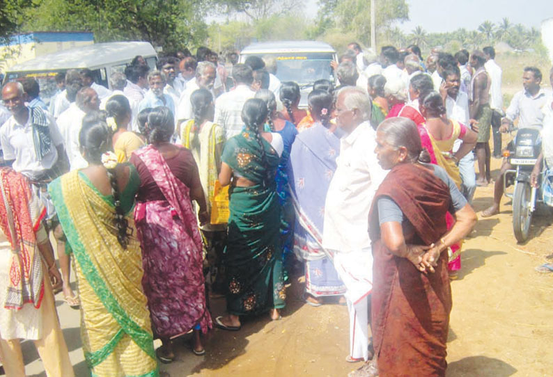 குடிநீர் வினியோகம் செய்யாத ஊராட்சி செயலாளரை மாற்றக்கோரி பொதுமக்கள் சாலைமறியல்