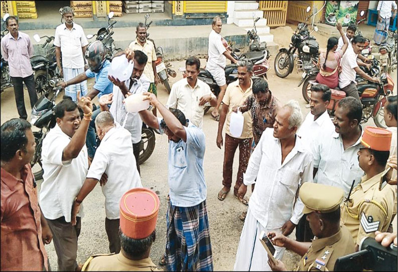 இணைப்புகளை துண்டிக்க எதிர்ப்பு தெரிவித்து கேபிள் டி.வி. ஆபரேட்டர்கள் உடலில் மண்எண்ணெய் ஊற்றி போராட்டம்