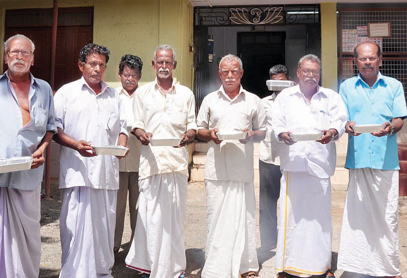 குடிநீர் வடிகால் வாரிய ஊழியர்கள் தட்டு ஏந்தி போராட்டம்