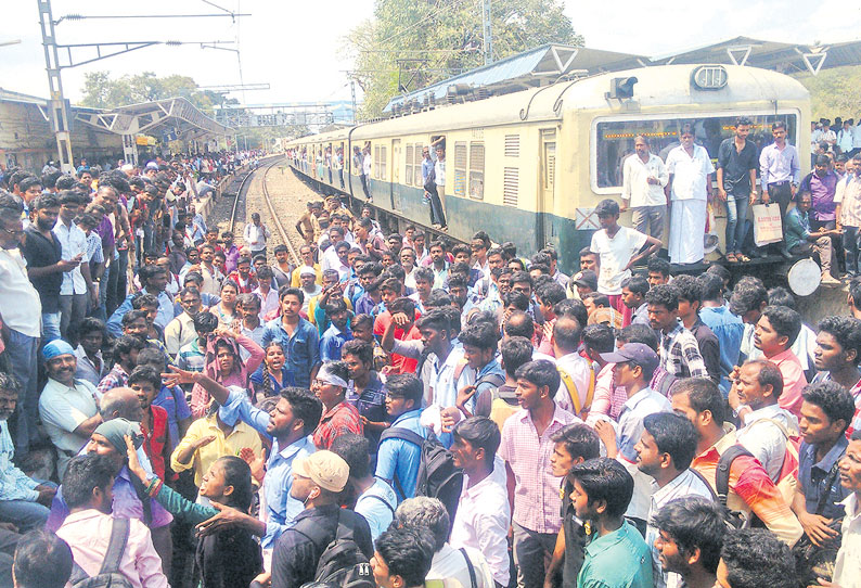 கூடுவாஞ்சேரியில் பயணிகள் ரெயில் மறியல்