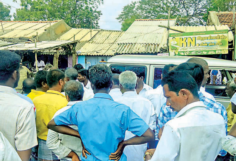 அதிகாரிகளை முற்றுகையிட்டு மக்கள் போராட்டம்