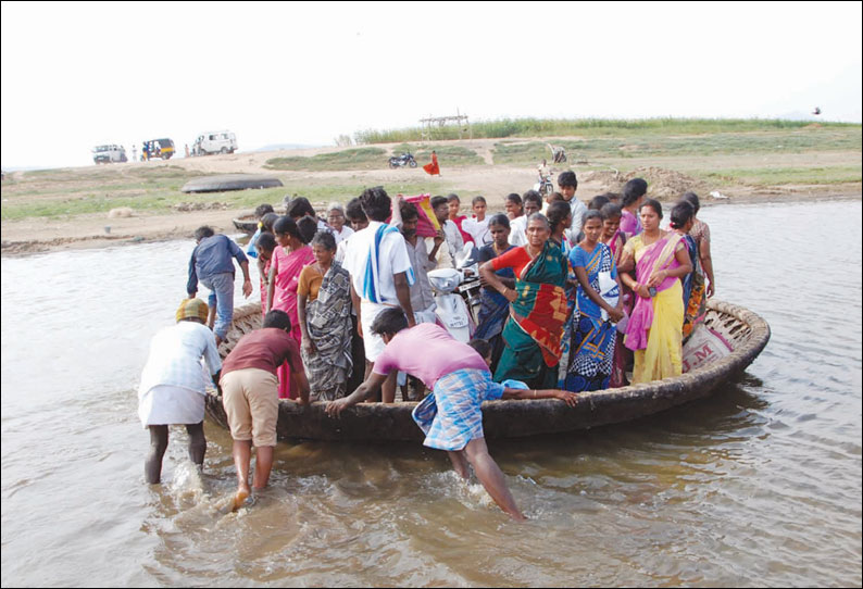 எளிமையாக காவிரி ஆற்றை கடந்து செல்லும் கிராம மக்கள்