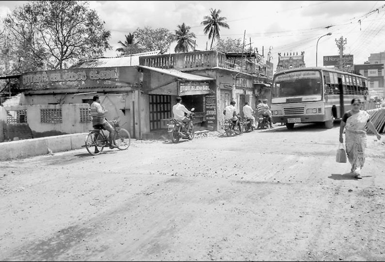 புதிய பாலத்தில் திடீரென போக்குவரத்து தொடங்கியதால் பரபரப்பு