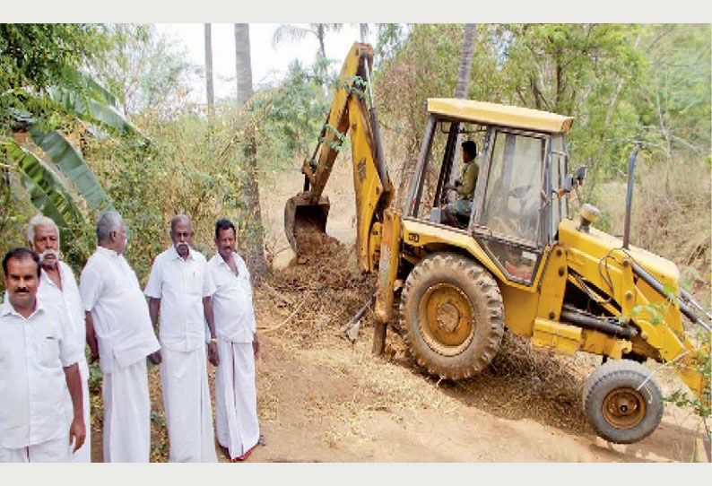 மணல் திருட்டை தடுக்க பள்ளம் தோண்டிய கிராம மக்கள்