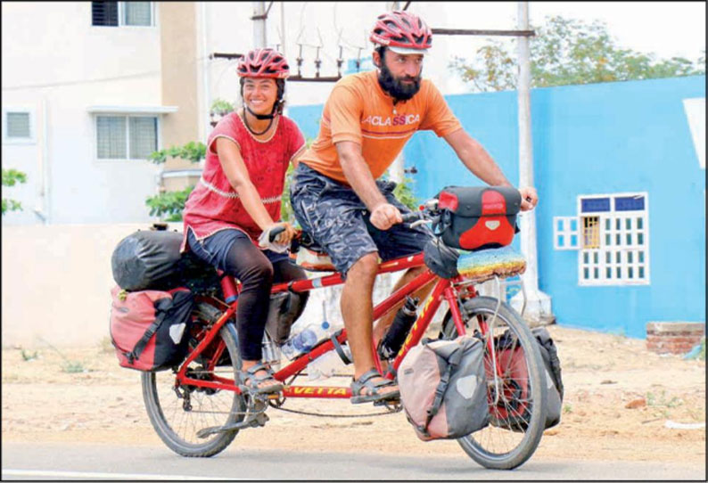 சைக்கிளில் உலகம் சுற்றும் வெளிநாட்டு தம்பதி