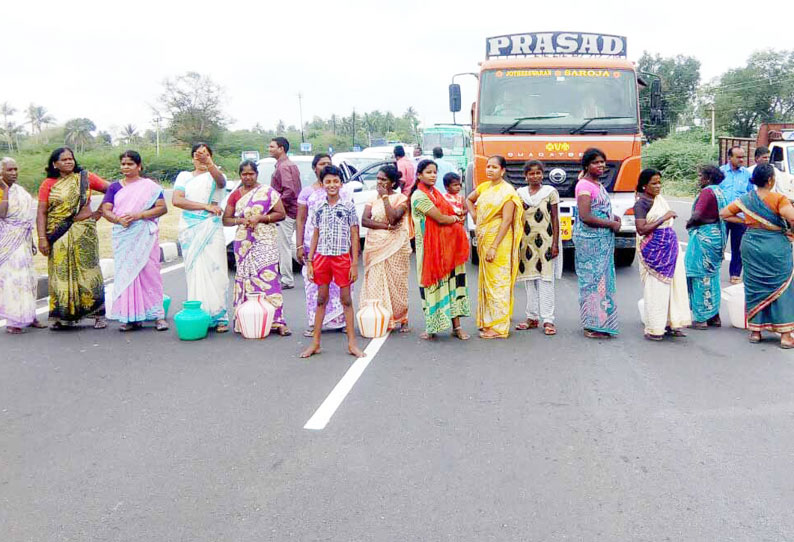 குடிநீர் கேட்டு காலிக்குடங்களுடன் பொதுமக்கள் சாலைமறியல் 2 மணி நேரம் போக்குவரத்து பாதிப்பு