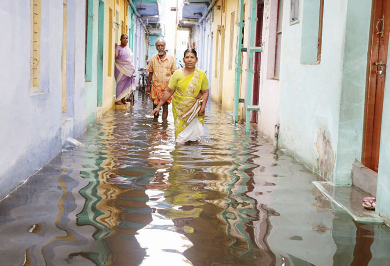 வீடுகளுக்குள் தண்ணீர் புகுந்ததால் பொதுமக்கள் அவதி