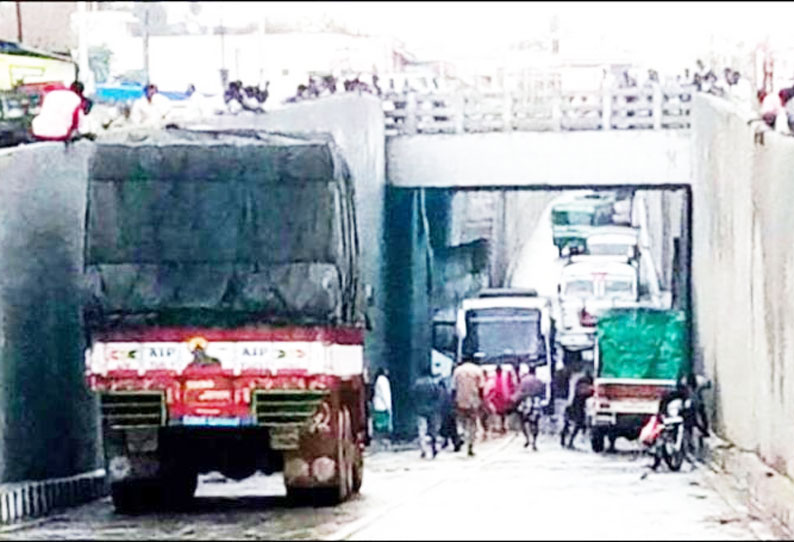 சாமல்பட்டி ரெயில்வே தரை பாலத்தில் மழைநீர் தேங்குவதால் போக்குவரத்து பாதிப்பு