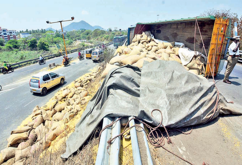 ரேஷன் பருப்பு மூட்டைகள் ஏற்றிச்சென்ற லாரி சாலையில் கவிழ்ந்தது