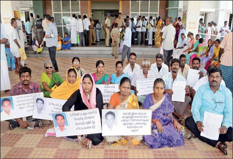 ஏலச்சீட்டு நடத்தி மோசடி செய்தவர் மீது நடவடிக்கை எடுக்க வேண்டும் பாதிக்கப்பட்டவர்கள் திருப்பூர் கலெக்டர் அலுவலக வளாகத்தில் தர்ணா