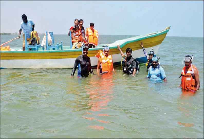 சுற்றுலா பயணிகள் கடலுக்குள் மூழ்கி அரியவகை உயிரினங்களை பார்வையிட ஏற்பாடு