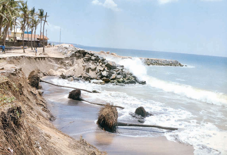 கடல்நீர் ஊருக்குள் புகாமல் தடுக்க தூண்டில் வளைவை நீட்டிக்க வேண்டும் கலெக்டரிடம் கோரிக்கை