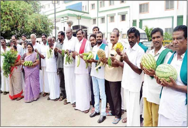 உழவர் சந்தையில் முறைகேடுகளை தடுக்க கோரி கையில் காய்கறிகளுடன் வந்த விவசாயிகள்