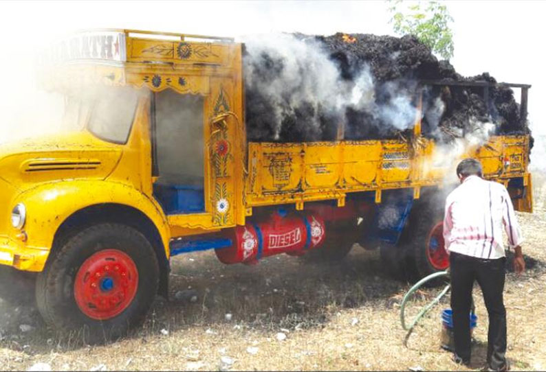 சோளத்தட்டை ஏற்றிச் சென்ற லாரி தீப்பிடித்து எரிந்ததால் பரபரப்பு மின்கம்பியில் உரசியதால் விபத்து