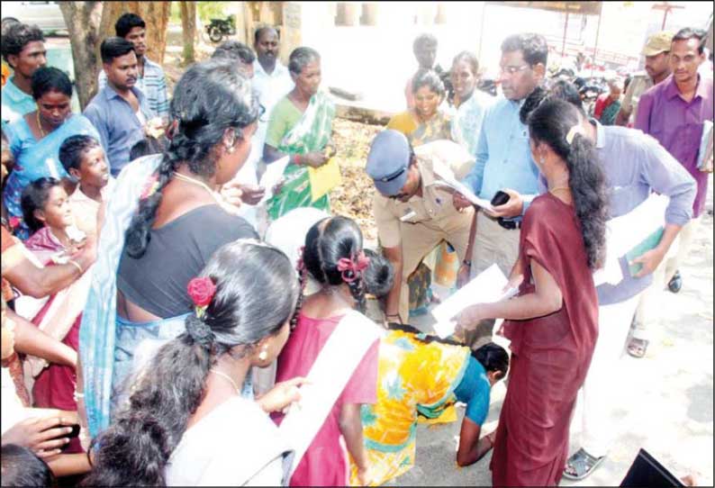 இடத்தை காலி செய்யக் கூறி நோட்டீஸ்: கலெக்டர் காலில் விழுந்த பொதுமக்கள்